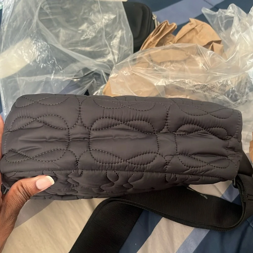 🍋🦄 LIKE NEW Lululemon Quilted Embrace 4L Crossbody Bag in Black (Looks GRAY)
